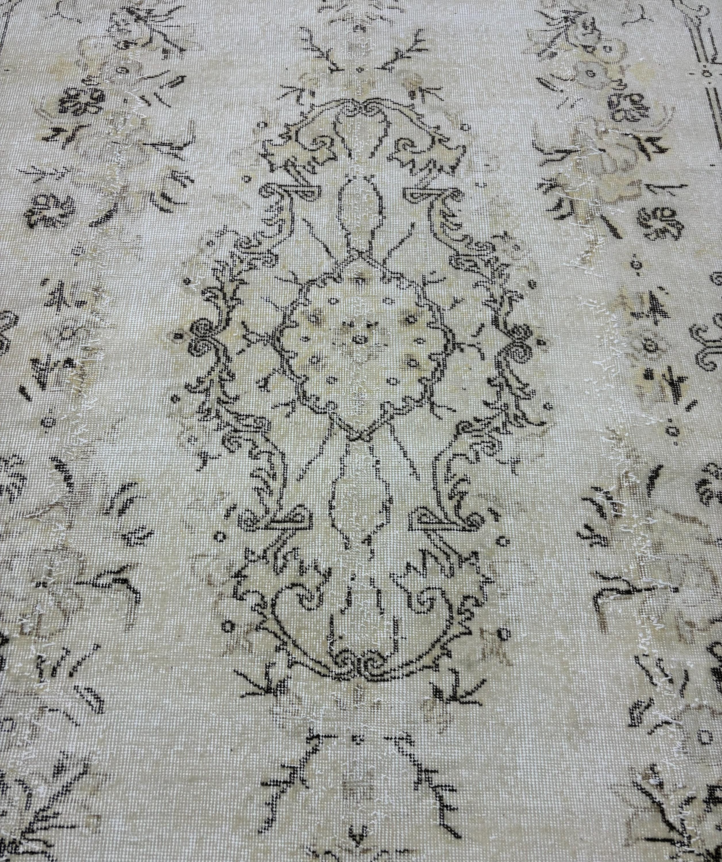 Vintage Turkish Rug 5.6x9.5 ft, Faded Aubusson Style Rug, Distressed Ivory Wool Area Rug, Handmade 1980s Anatolian Carpet