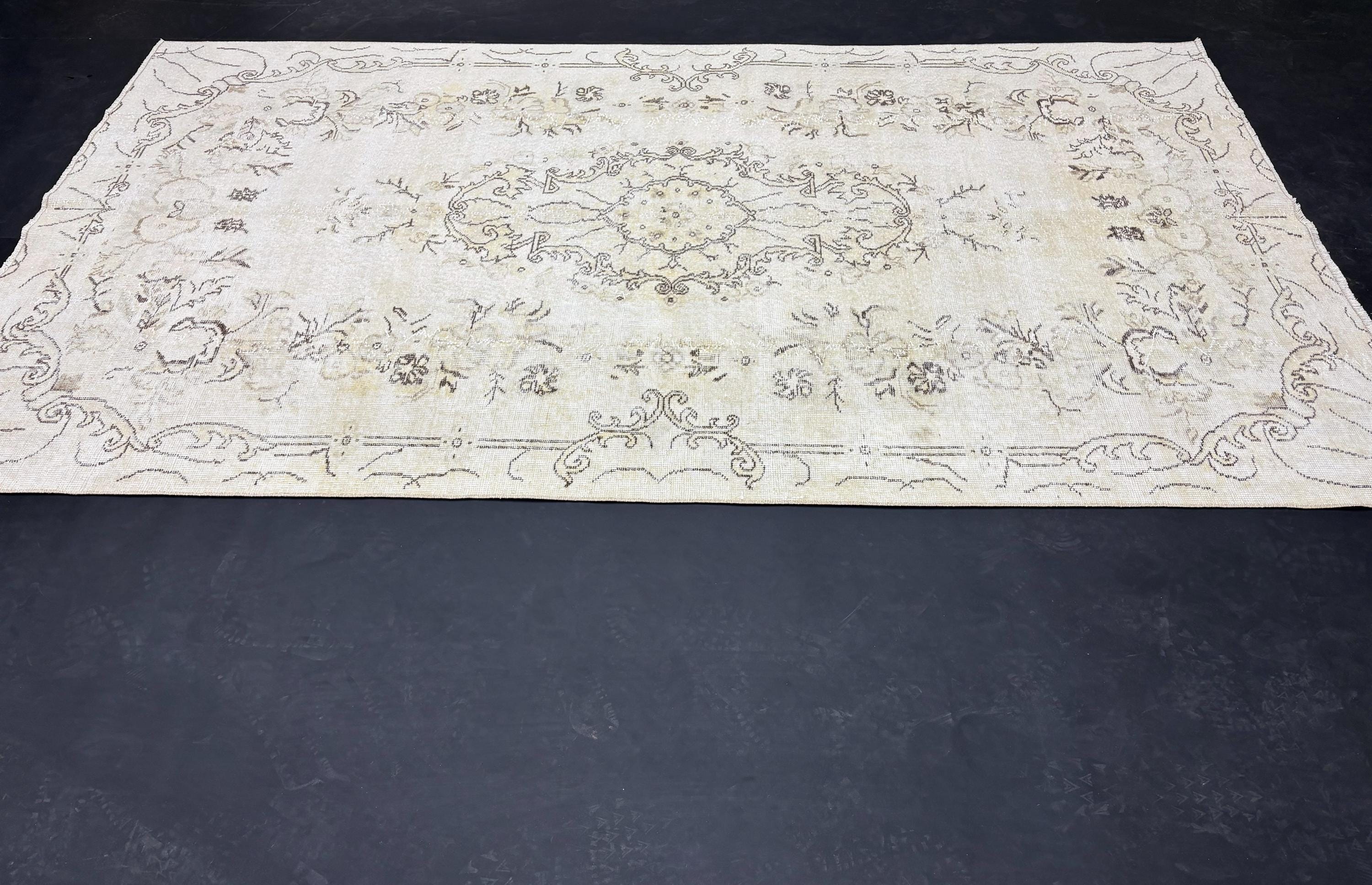 Vintage Turkish Rug 5.6x9.5 ft, Faded Aubusson Style Rug, Distressed Ivory Wool Area Rug, Handmade 1980s Anatolian Carpet