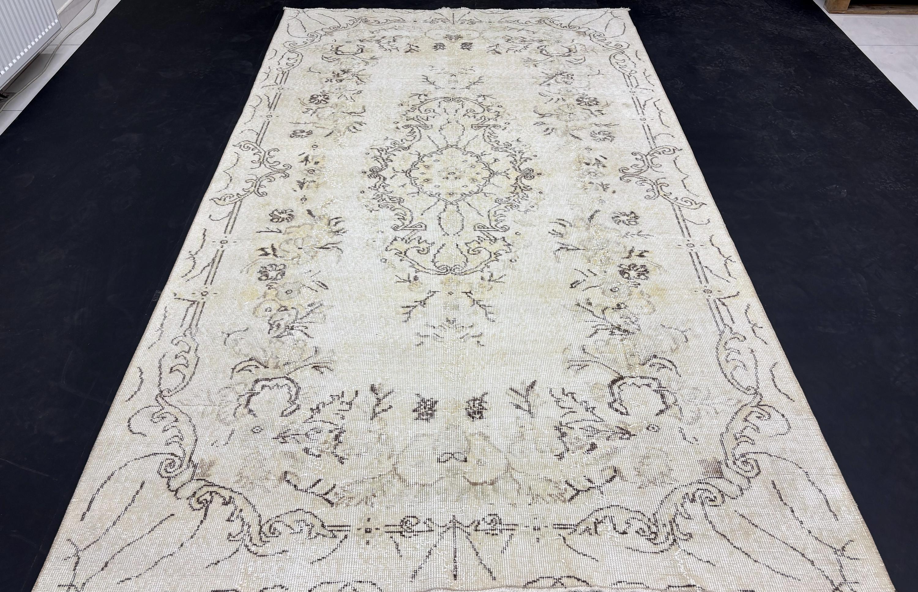 Vintage Turkish Rug 5.6x9.5 ft, Faded Aubusson Style Rug, Distressed Ivory Wool Area Rug, Handmade 1980s Anatolian Carpet