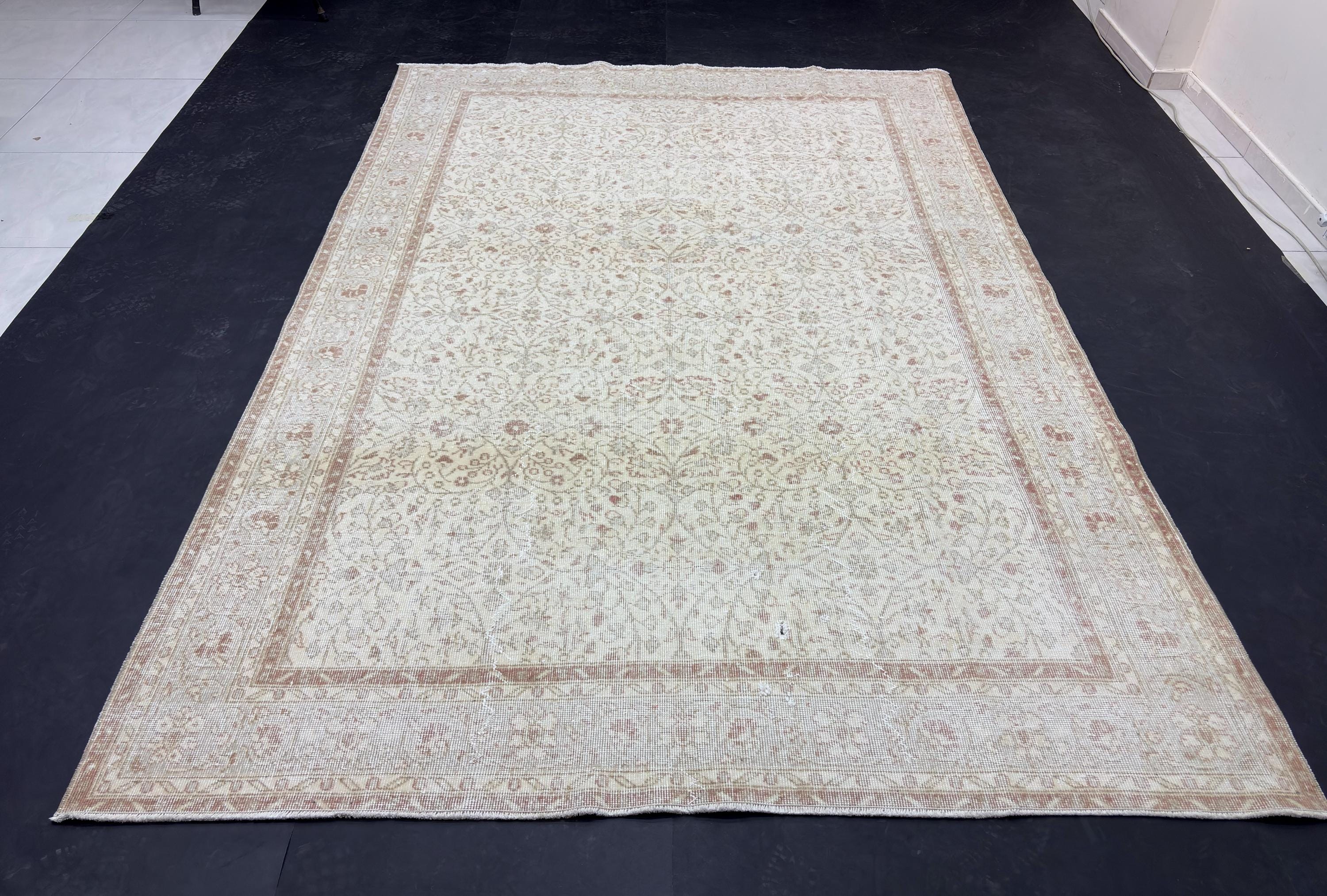 Large Ivory Beige Wool Area Rug, 1980s Vintage Turkish Rug, Neutral Floral Anatolian Rug, Faded Oushak Style, 207x308 cm