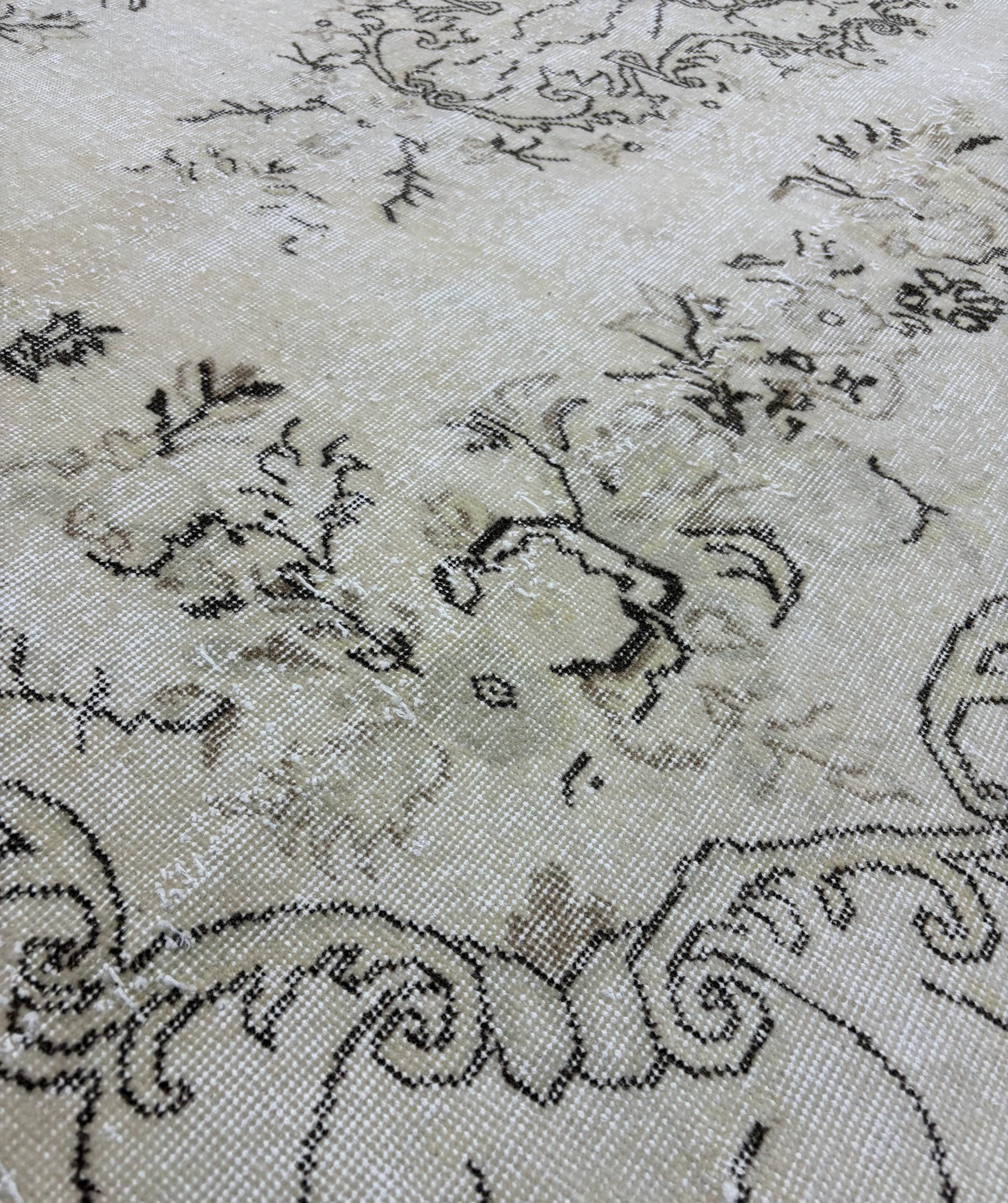 Vintage Turkish Rug 5.6x9.5 ft, Faded Aubusson Style Rug, Distressed Ivory Wool Area Rug, Handmade 1980s Anatolian Carpet