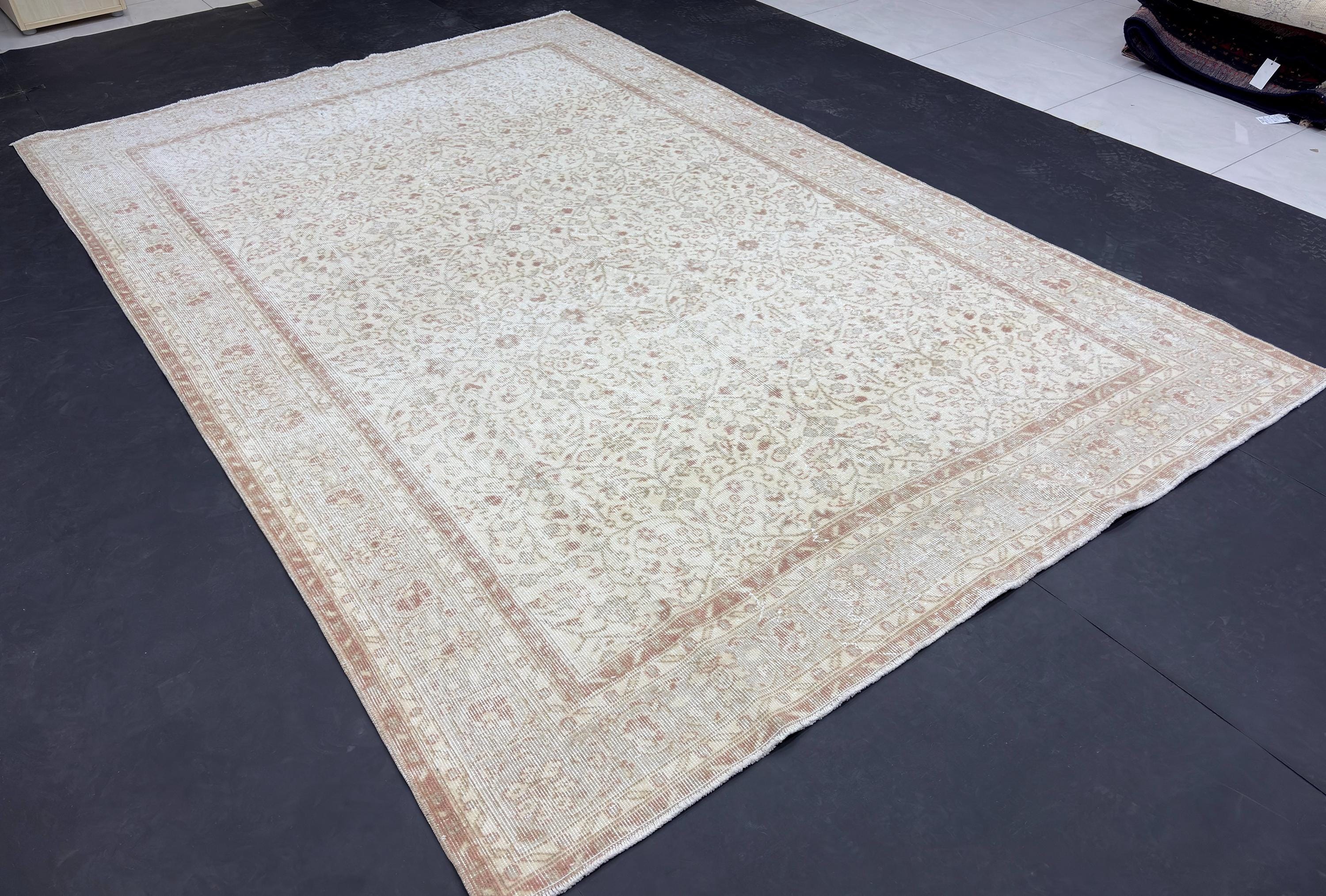 Large Ivory Beige Wool Area Rug, 1980s Vintage Turkish Rug, Neutral Floral Anatolian Rug, Faded Oushak Style, 207x308 cm