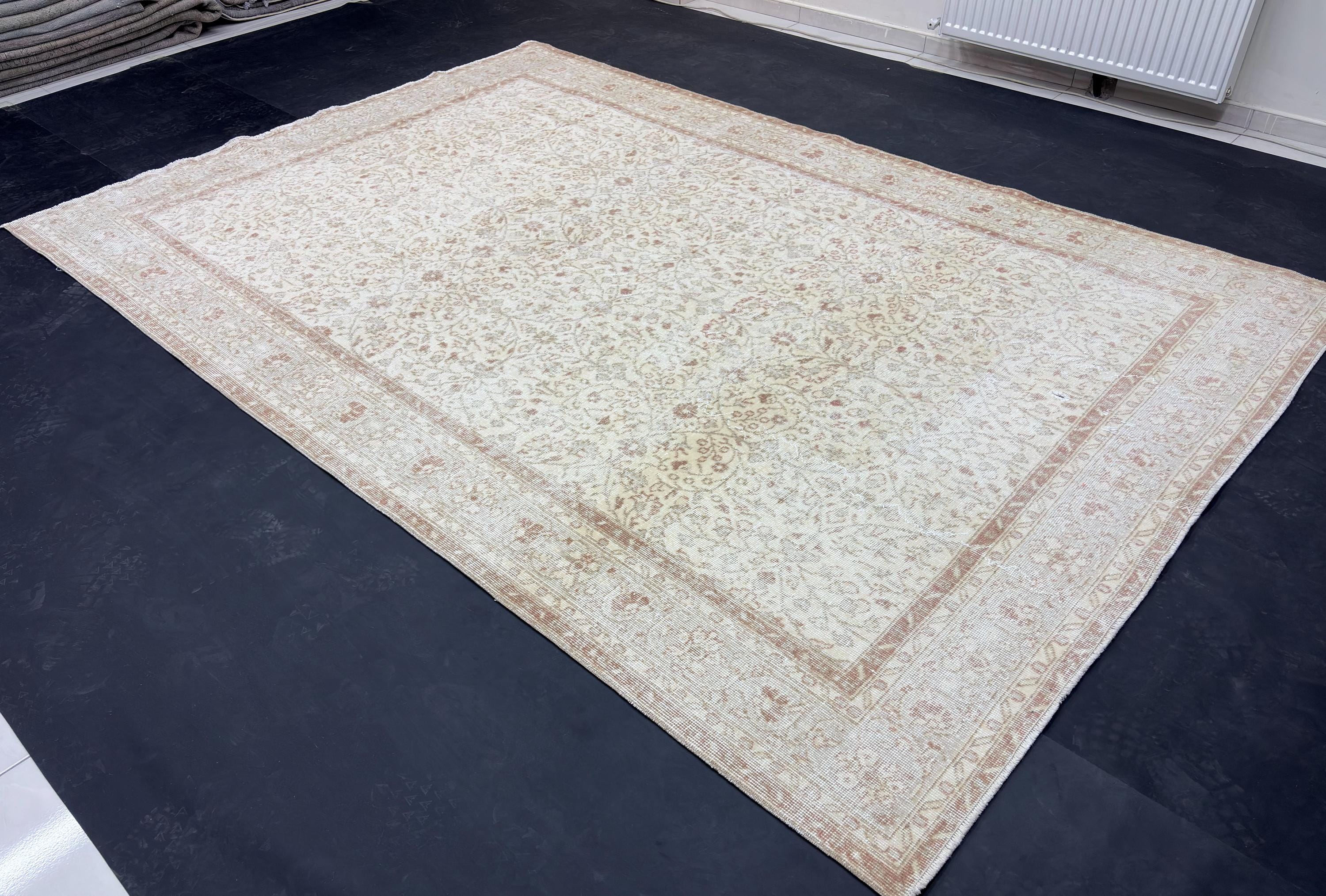 Large Ivory Beige Wool Area Rug, 1980s Vintage Turkish Rug, Neutral Floral Anatolian Rug, Faded Oushak Style, 207x308 cm