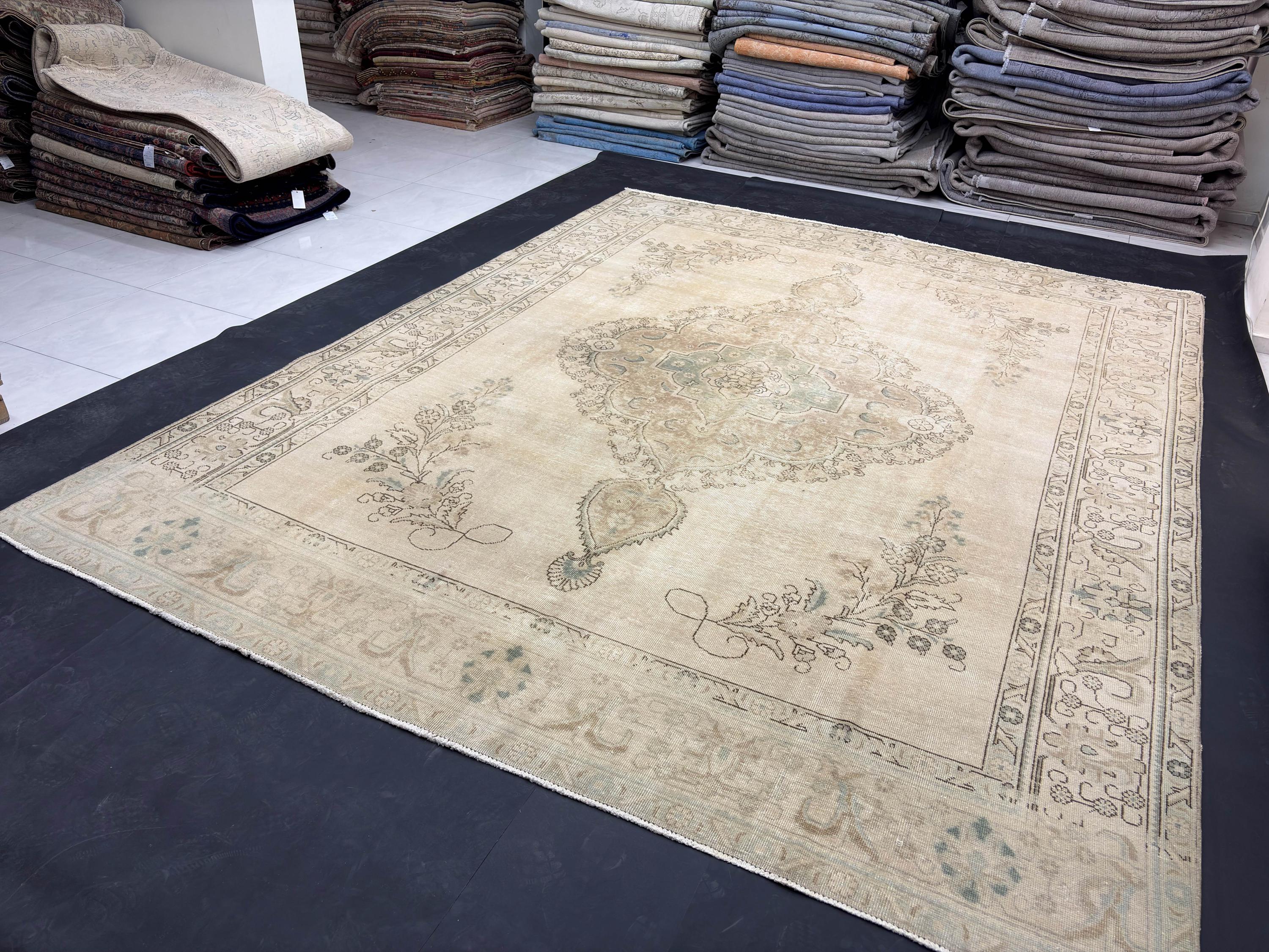 1980s Vintage Turkish Rug , Oversized Handmade Wool Area Rug, Beige Oushak Style Rug, Distressed Floral Medallion Carpet